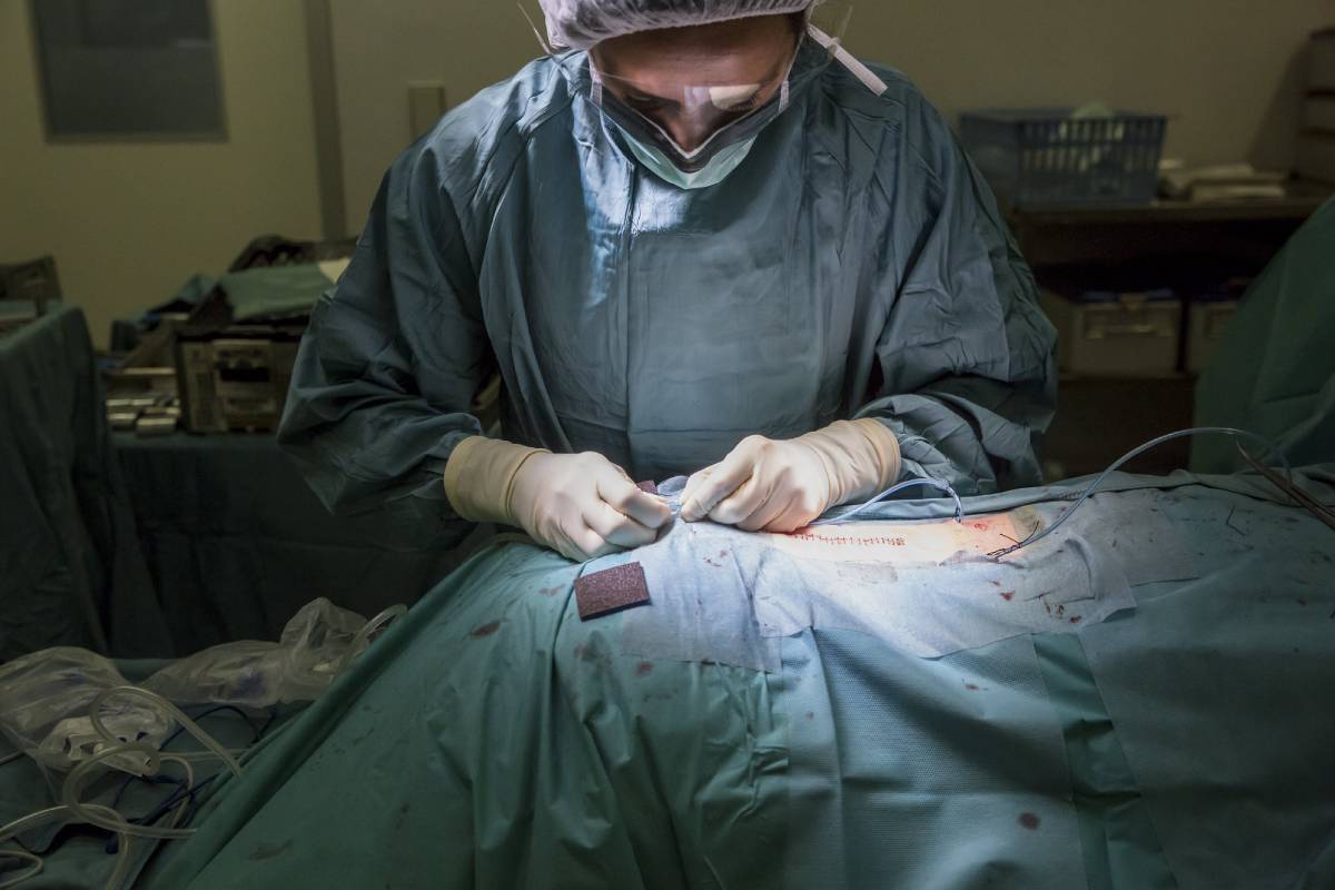 Enfermera realiza una sutura quirúrgica en el Hospital de Mollet. (Foto: Ariadna Creus y Àngel García / Banc de imatges infermeres)